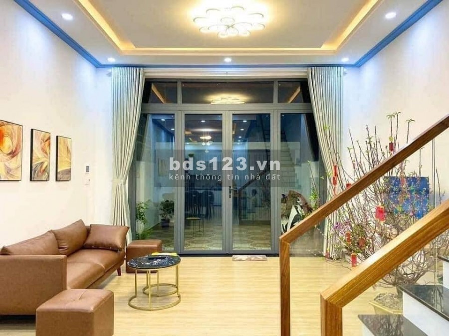 Bán nhà đường Phan Xích Long dt 28m2 giá 4 tỷ, vị trí đẹp thuận lợi kinh doanh.