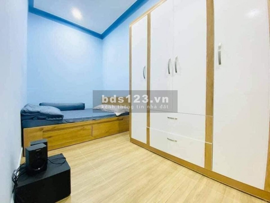 Bán nhà đường Phan Xích Long dt 28m2 giá 4 tỷ, vị trí đẹp thuận lợi kinh doanh.