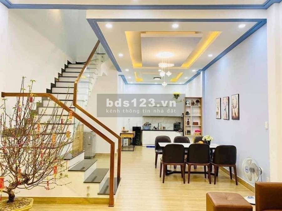 Bán nhà đường Phan Xích Long dt 28m2 giá 4 tỷ, vị trí đẹp thuận lợi kinh doanh.