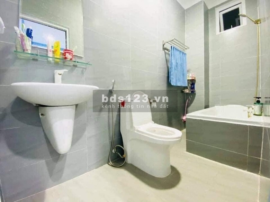 Bán nhà đường Phan Xích Long dt 28m2 giá 4 tỷ, vị trí đẹp thuận lợi kinh doanh.