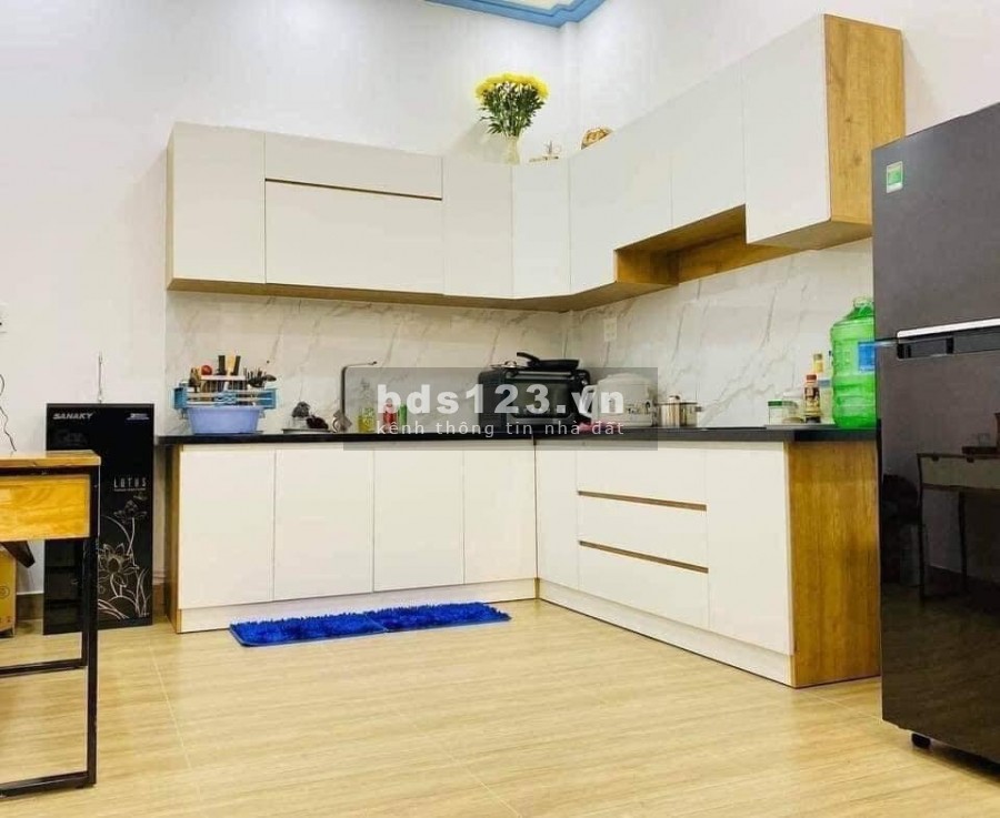 Bán nhà đường Phan Xích Long dt 28m2 giá 4 tỷ, vị trí đẹp thuận lợi kinh doanh.