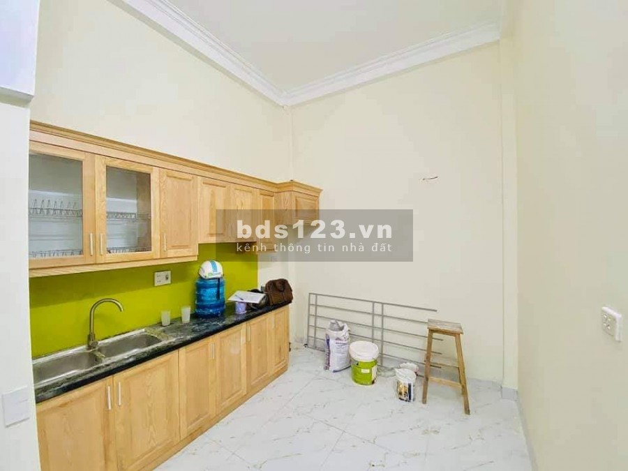 Bán nhà Nguyễn Văn Huyên Quận Cầu Giấy, gần ô tô, dt 32m2 5 tầng, chỉ 3.9 tỷ, lh 0946379913