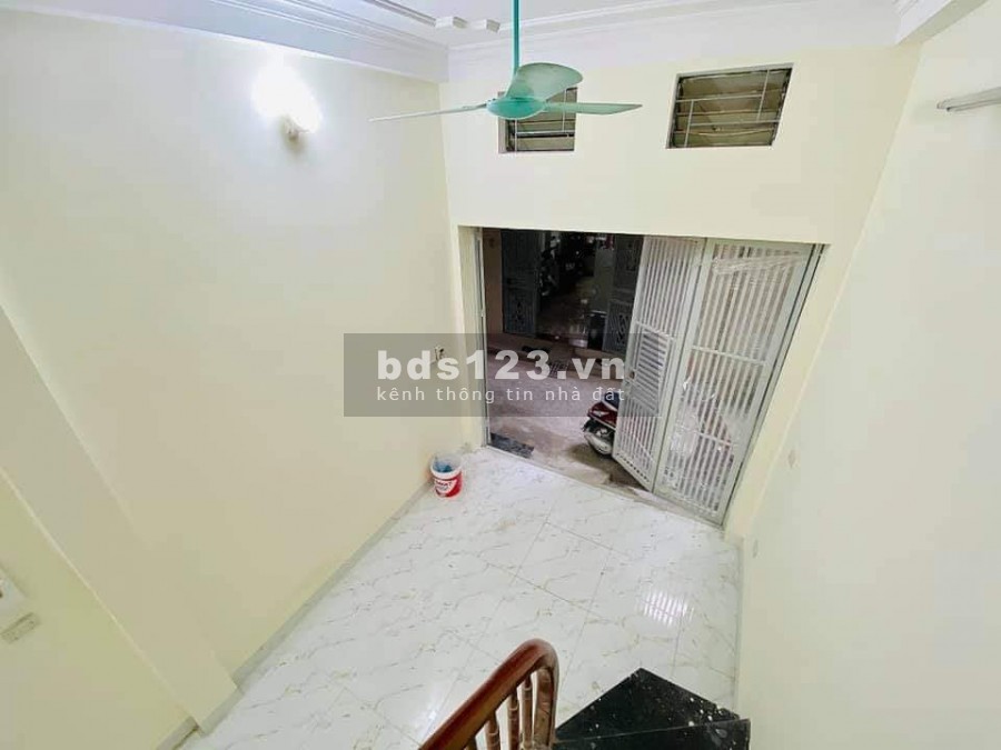 Bán nhà Nguyễn Văn Huyên Quận Cầu Giấy, gần ô tô, dt 32m2 5 tầng, chỉ 3.9 tỷ, lh 0946379913