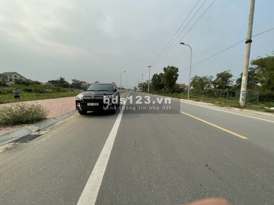 Một miếng đất 2 mặt tiền với cung đường 15m và 24m, giá bán 30 triệu/m2, lhcc