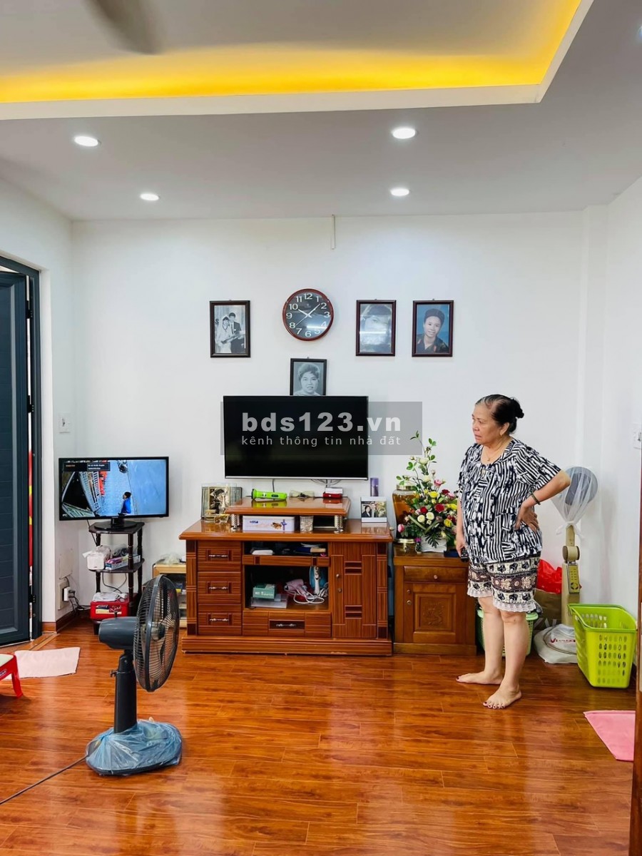 Bán nhà Ngõ Quỳnh ngõ rộng thoáng gần phố KD online, đầy đủ nội thất, diện tích 38m2