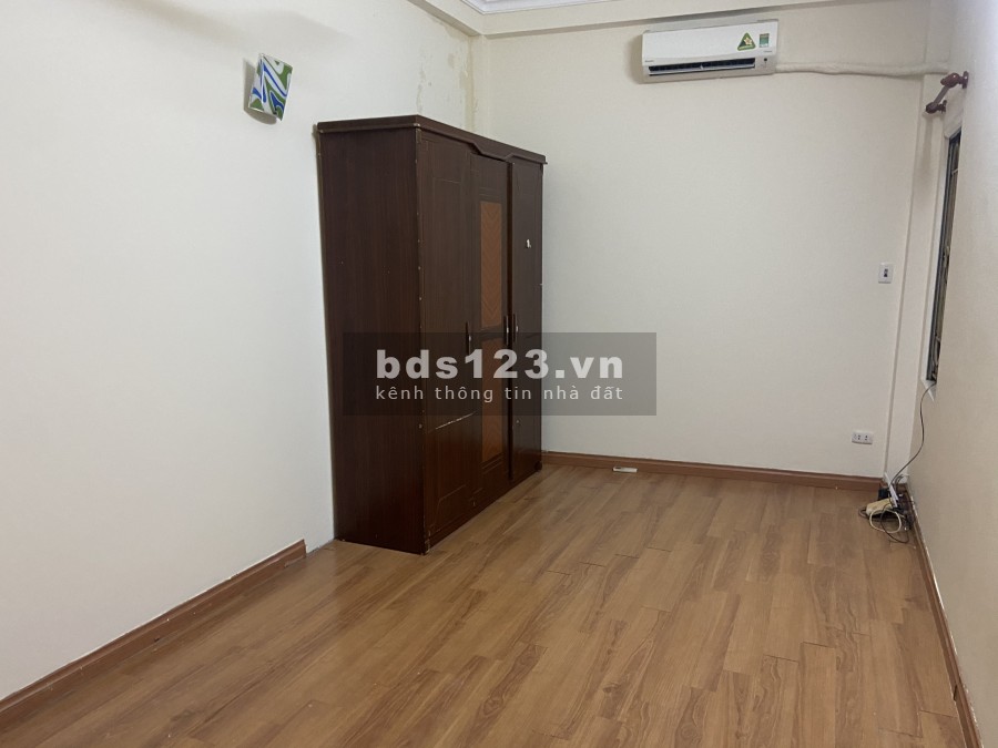 Bán nhà phố Bạch Mai. Sân để xe rộng .35m x4 tầng. Giá:2,2 tỷ có thương lượng sâu
