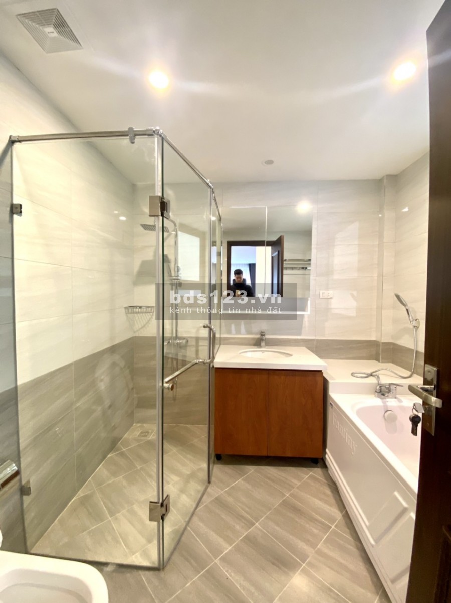 Bán nhà phố Ngọc Lâm, nhà đẹp ở luôn, dt 44m2, 4 tầng, giá chỉ hơn 3 tỷ, lhcc