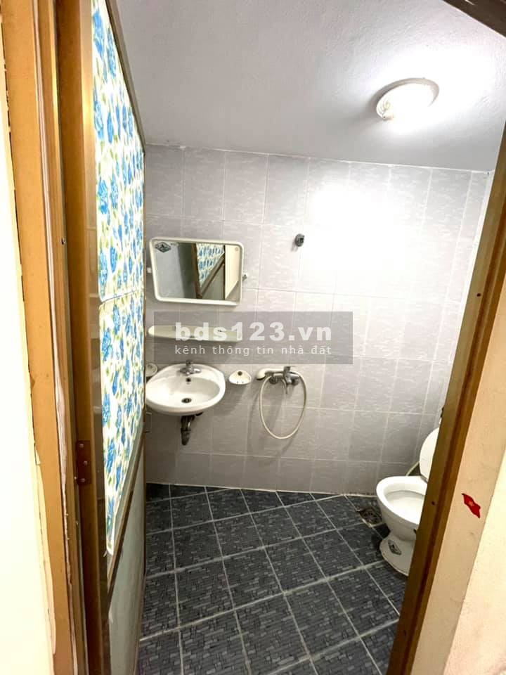 Bán nhà phố Bạch Mai. Sân để xe rộng .35m x4 tầng. Giá:2,2 tỷ có thương lượng sâu