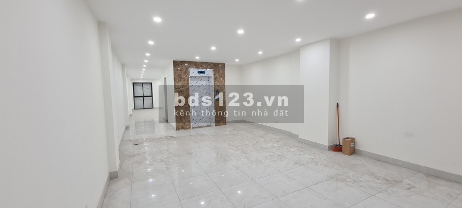 Cho thuê văn phòng mặt phố Giảng Võ gần ngã tư Láng Hạ Đê La Thành Đống Đa, mặt tiền 5m