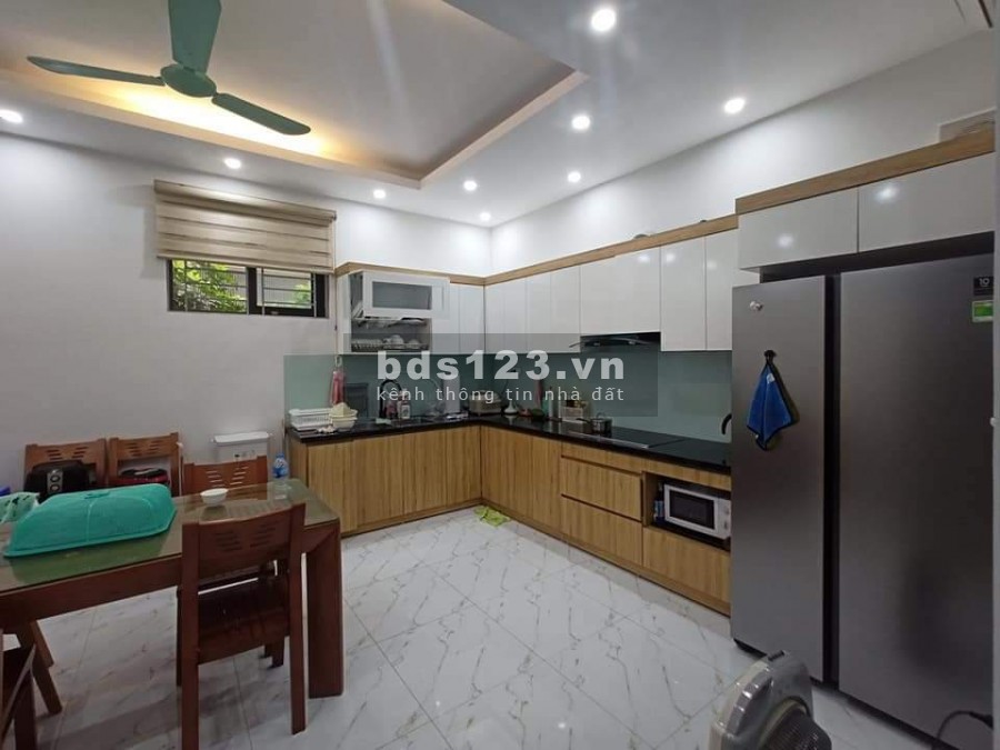 Võ Chí Công, dt 70m2, 7 tầng đúc, có thang máy, KD mọi loại hình. Giá 15.5 tỷ.