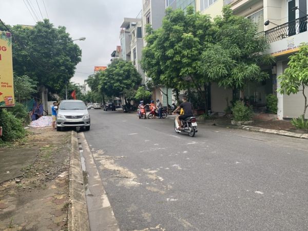 Bán đất đấu giá phố Việt Hưng dt 330m2, mặt tiền 16m, hướng Đông Nam, giá 32 tỷ