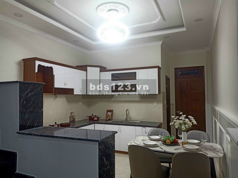 Bán nhà nguyên căn hoàn thiện kiến trúc hiện đại, còn mới, bàn giao trống chưa nội thất