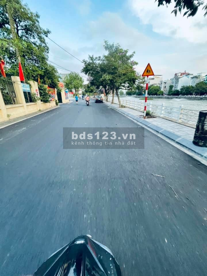 Bán gấp đất 110m2 phân lô gần hồ Bồ Đề ô tô vào nhà tương lai đẹp, sổ chính chủ