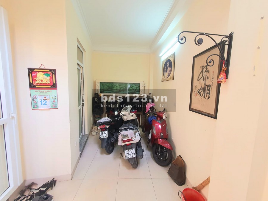 Cần bán nhà Đê La Thành Đống Đa, dt 45m2, 6 tầng, giá 5.x tỷ, nhà đẹp ô tô, kinh doanh