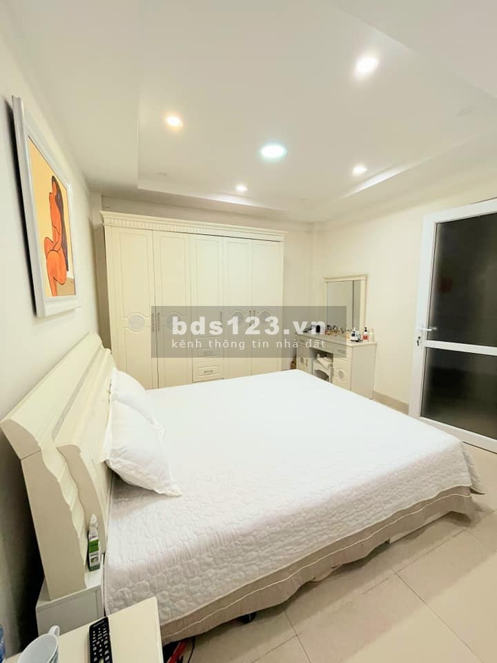 Cần bán nhà Đê La Thành Đống Đa, dt 45m2, 6 tầng, giá 5.x tỷ, nhà đẹp ô tô, kinh doanh