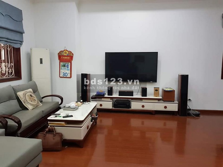 Bán nhà Hoàng Quốc Việt, 44m2, 5 tầng, 6,8 tỷ, phân lô, ô tô tránh, ngõ thông