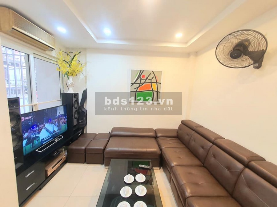 Cần bán nhà Đê La Thành Đống Đa, dt 45m2, 6 tầng, giá 5.x tỷ, nhà đẹp ô tô, kinh doanh