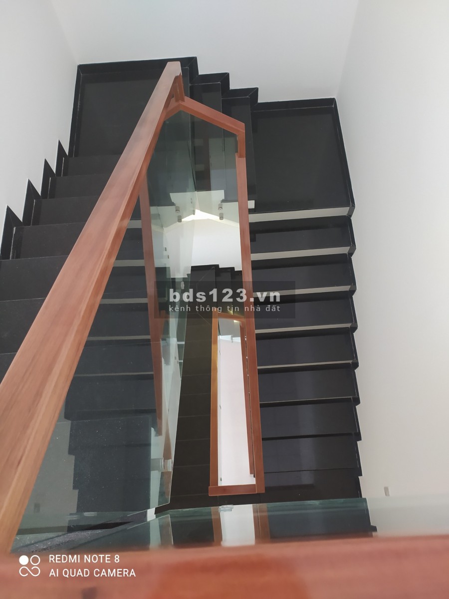 Nhà hoàn thiện 3 tầng mái thái Phú Thượng, sổ hồng chính chủ, giá 3.5 tỉ