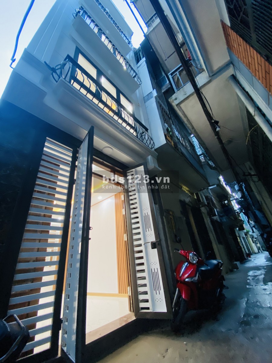 Bán nhà ngã tư Sở chỉ hơn 4 tỷ, còn mới, dt 37m2, ngõ trước nhà 3m, cực gần phố, Vip Thanh Xuân