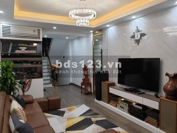 Bán nhà khu vực hiếm cần bán Nguyễn Chí Thanh, cách mặt phố 20m, ô tô đỗ cửa