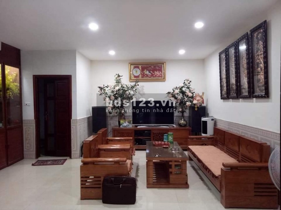 Bán nhà Ngọc Lâm ô tô vào nhà diện tích sử dụng 50m2 4 tầng giá nhỉnh 4 tỷ