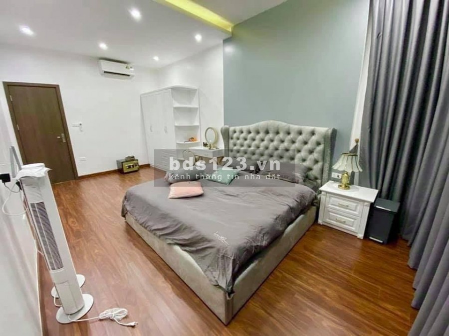 Bán nhà nguyên căn Hoàng Quốc Việt dân trí cao diện tích 30m2, giá bán 2.9 tỷ