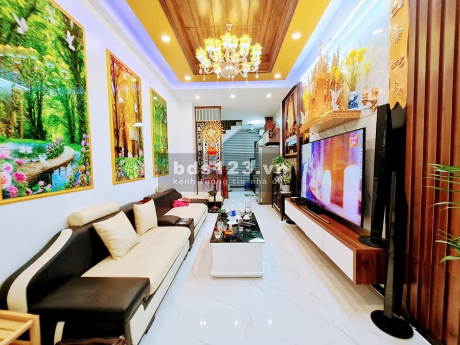 Bán nhà ! Đẹp LONG LANH 40m 5 tầng ô tô đỗ cửa phố Giáp Bát. Gía 3,58 tỷ.