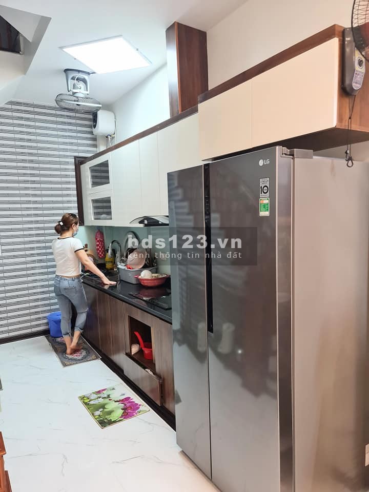 Bán nhà ! Đẹp LONG LANH 40m 5 tầng ô tô đỗ cửa phố Giáp Bát. Gía 3,58 tỷ.