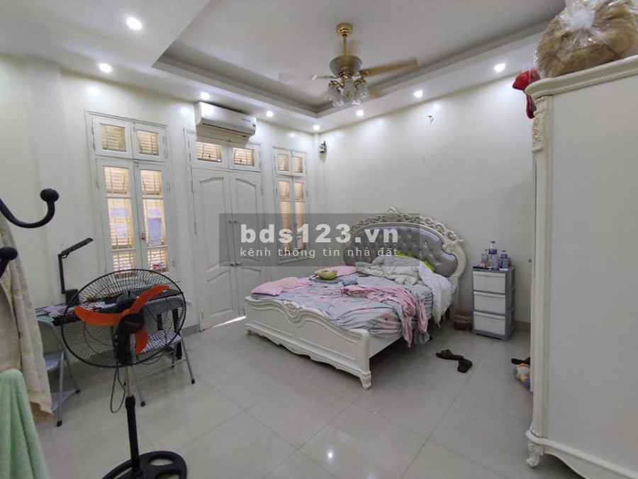 Bán nhà Phùng Chí Kiên, diện tích sử dụng 46m2, 5 tầng, giá 6,8 tỷ, ô tô tránh, ngõ thông