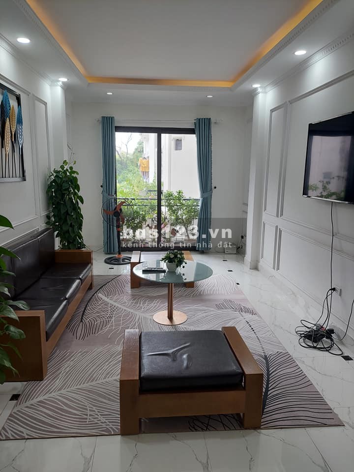 Bán nhà phố Hồ Tùng Mậu dt 90m2, ô tô. 7 chỗ vào nhà, sát Vinhomes Mỹ Đình, giá hơn 5 tỉ