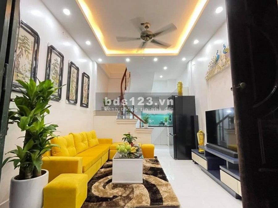 Bán nhà nguyên căn Hoàng Quốc Việt dân trí cao diện tích 30m2, giá bán 2.9 tỷ