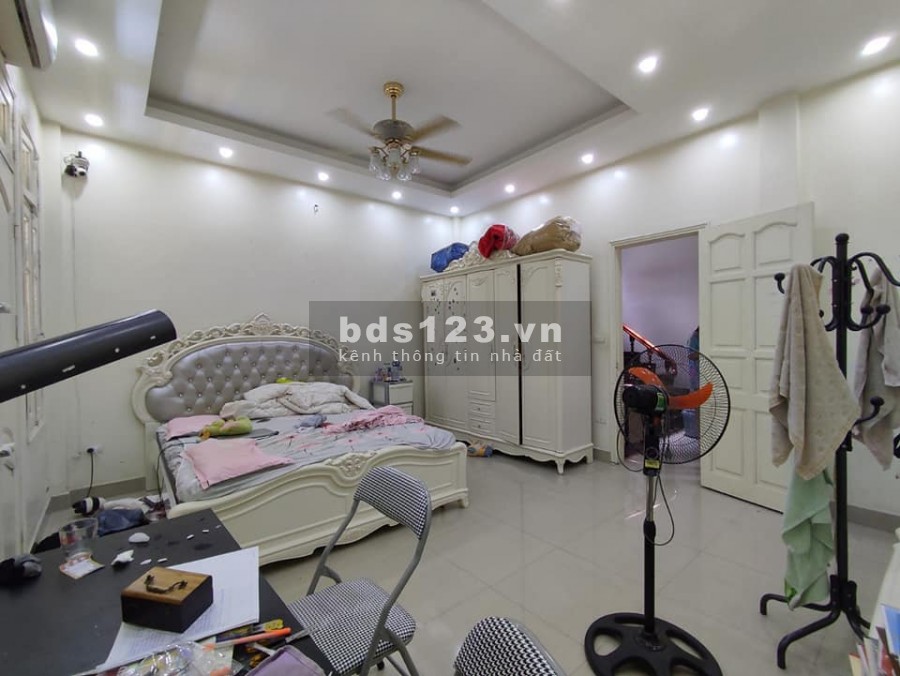 Bán nhà Phùng Chí Kiên, diện tích sử dụng 46m2, 5 tầng, giá 6,8 tỷ, ô tô tránh, ngõ thông