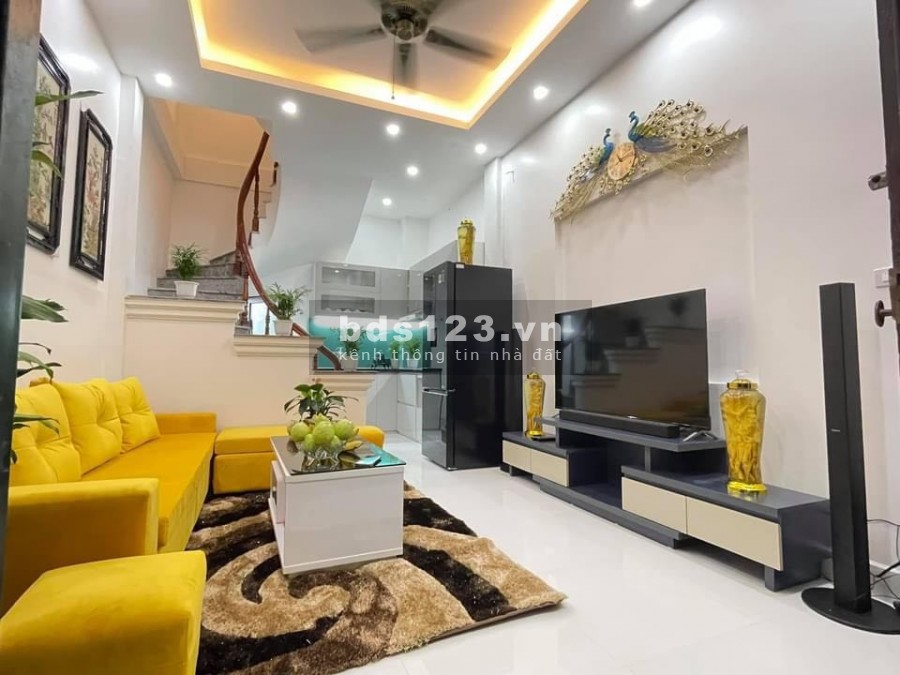 Bán nhà nguyên căn Hoàng Quốc Việt dân trí cao diện tích 30m2, giá bán 2.9 tỷ