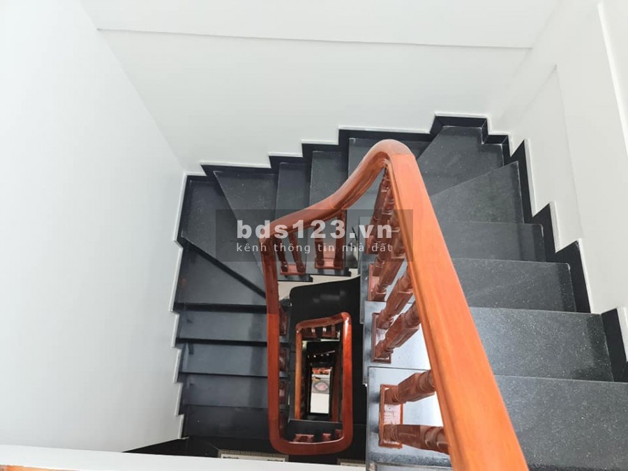 Bán nhà ! Đẹp LONG LANH 40m 5 tầng ô tô đỗ cửa phố Giáp Bát. Gía 3,58 tỷ.