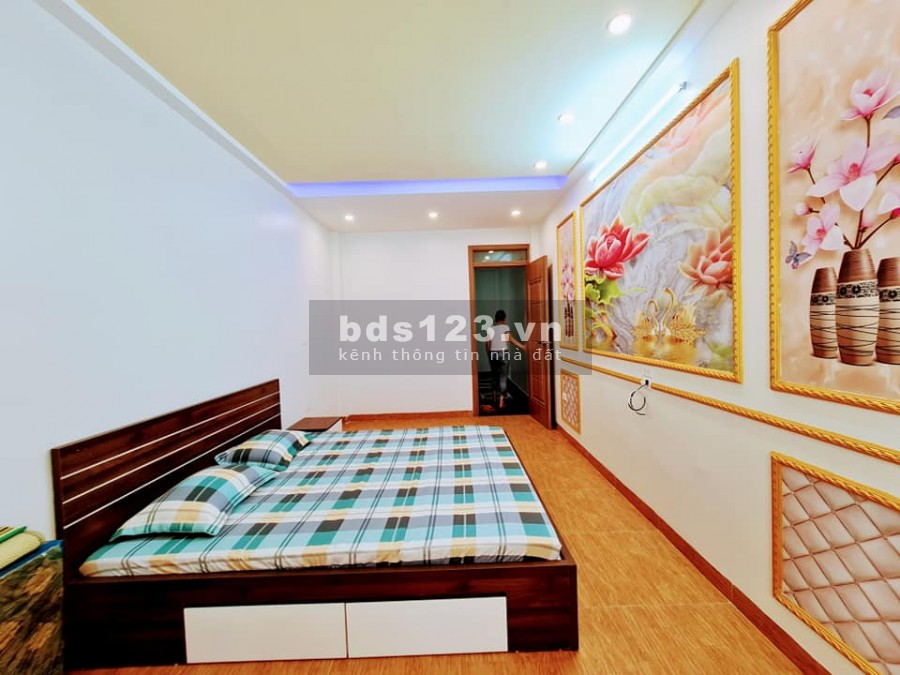 Bán nhà ! Đẹp LONG LANH 40m 5 tầng ô tô đỗ cửa phố Giáp Bát. Gía 3,58 tỷ.