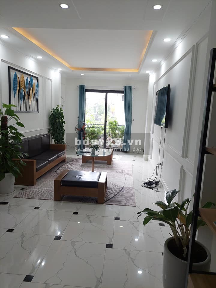 Bán nhà phố Hồ Tùng Mậu dt 90m2, ô tô. 7 chỗ vào nhà, sát Vinhomes Mỹ Đình, giá hơn 5 tỉ