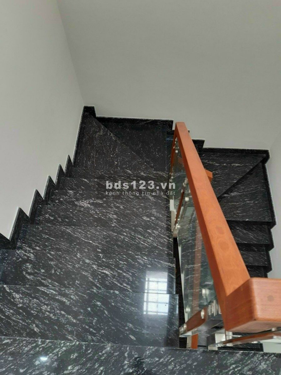 Bán nhà nguyên căn hoàn thiện kiến trúc hiện đại, còn mới, bàn giao trống chưa nội thất