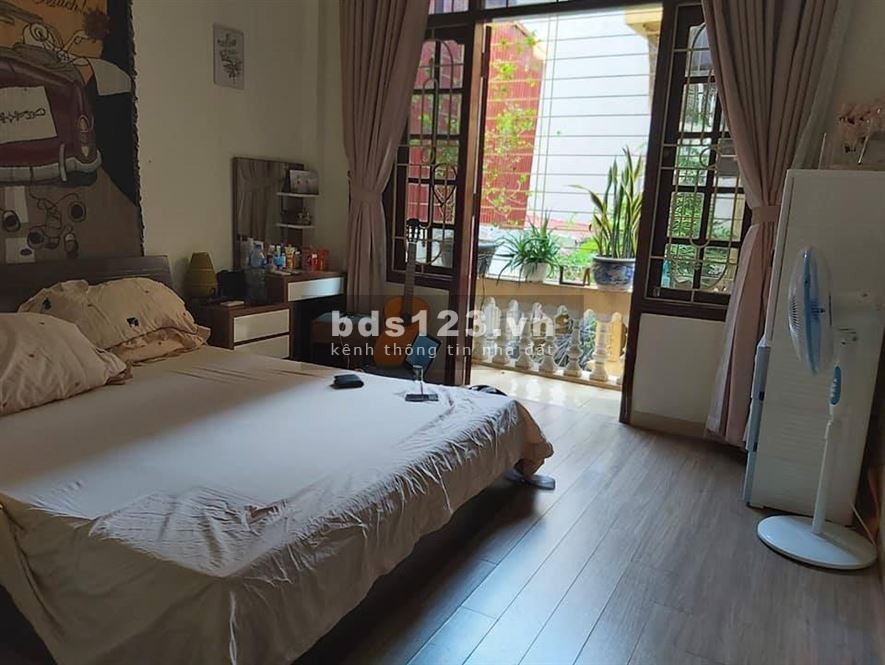 Bán Nhà Phố Tôn Đức Thắng, Đống Đa, 3 thoáng gần đường ở ngay, mặt tiền rộng 42m2 giá 3.5 tỷ.