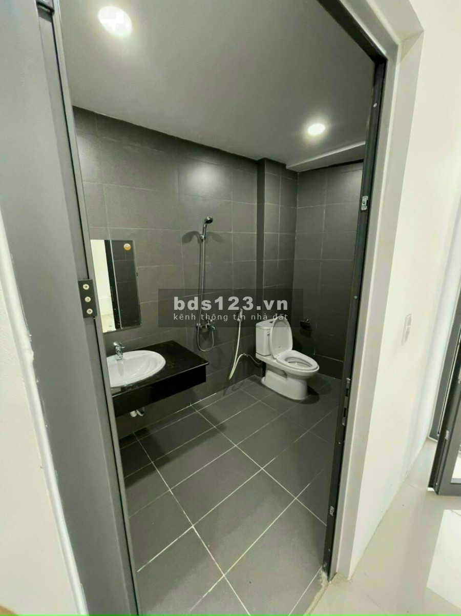 Bán nhà nguyên căn hoàn thiện kiến trúc hiện đại, còn mới, bàn giao trống chưa nội thất