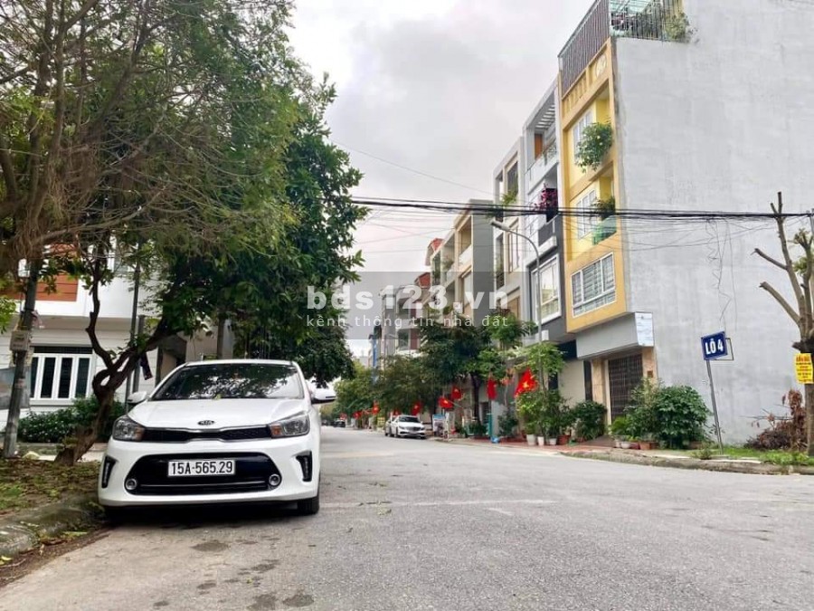 Đất Võ Chí Công, dt 90m2, mt 5m, cách đường Võ Chí Công 20m. Giá 13.8 tỷ