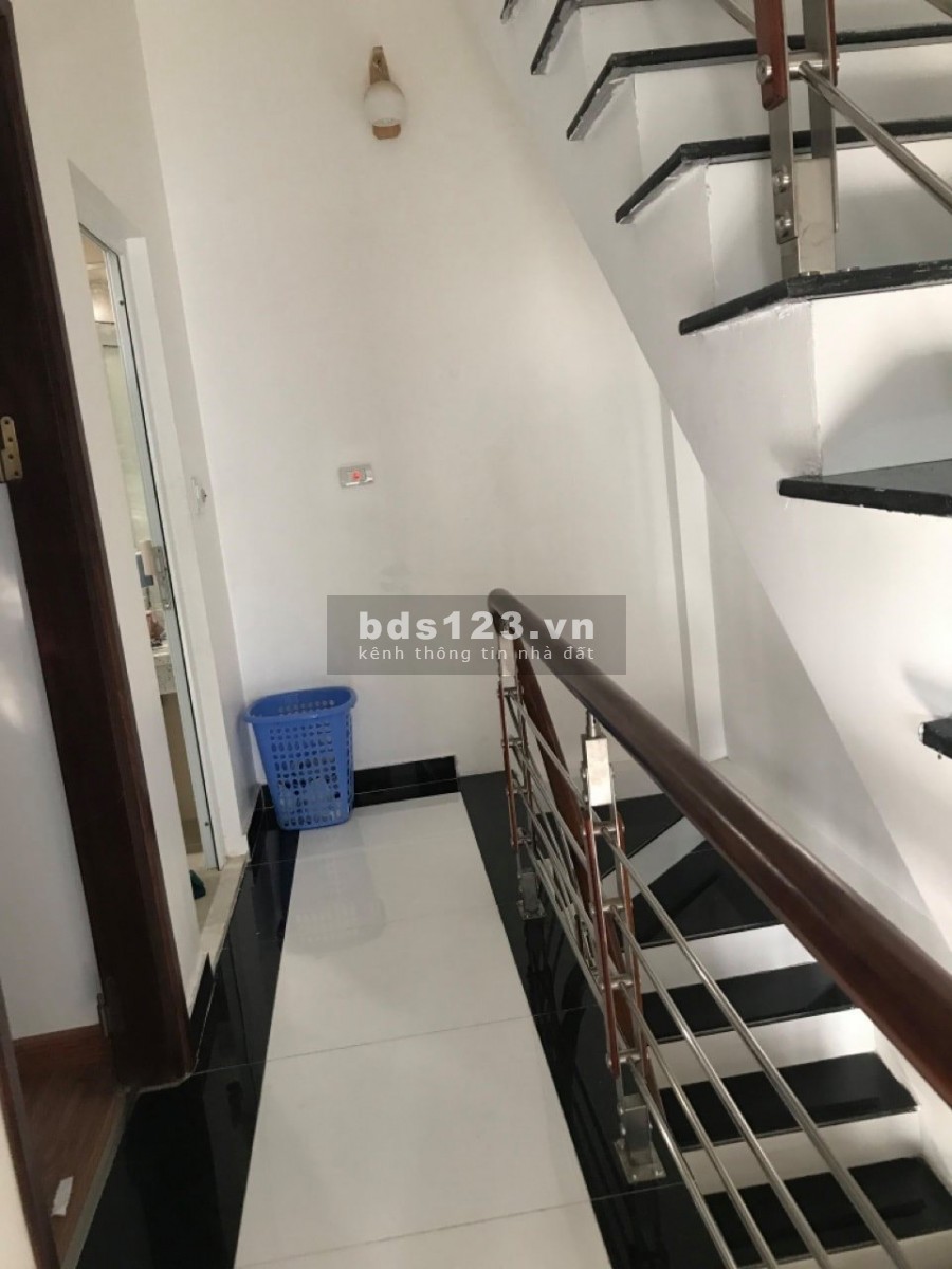 Nhà đẹp ở ngay Ngọc Lâm, Lô góc, ô tô vào nhà, ngõ thông, dt 42m2, mt 4m, 4 tầng