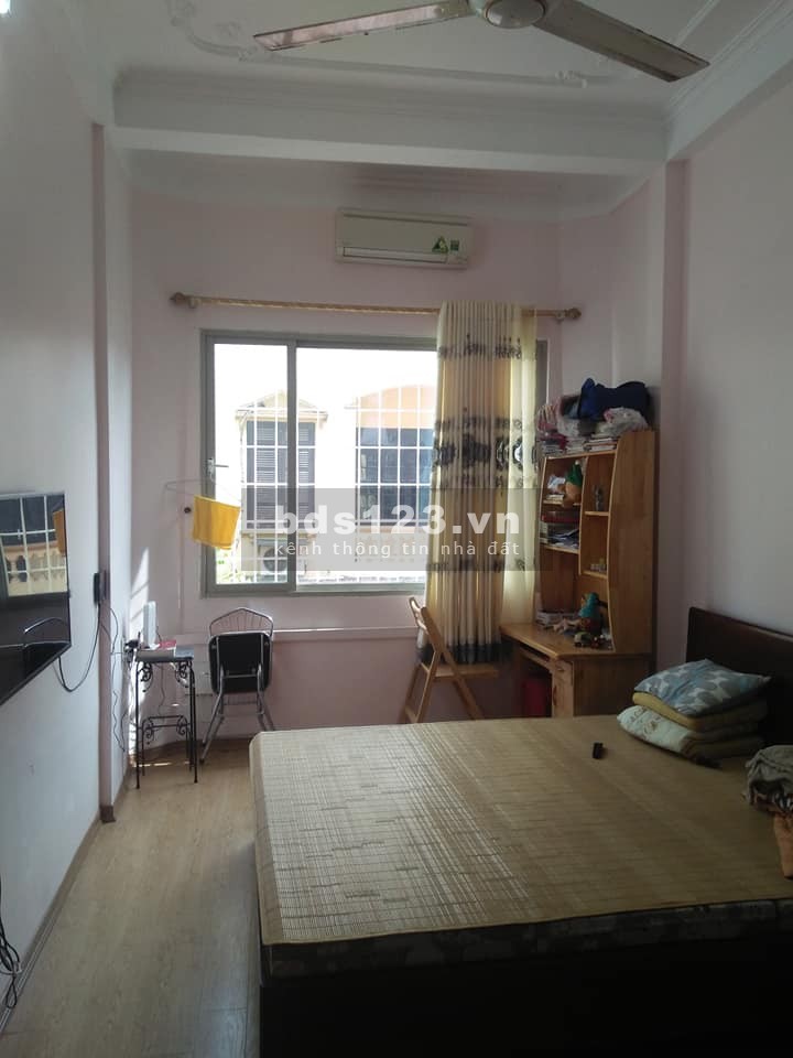 Bán Nhà Phố Tôn Đức Thắng, Đống Đa, 3 thoáng gần đường ở ngay, mặt tiền rộng 42m2 giá 3.5 tỷ.