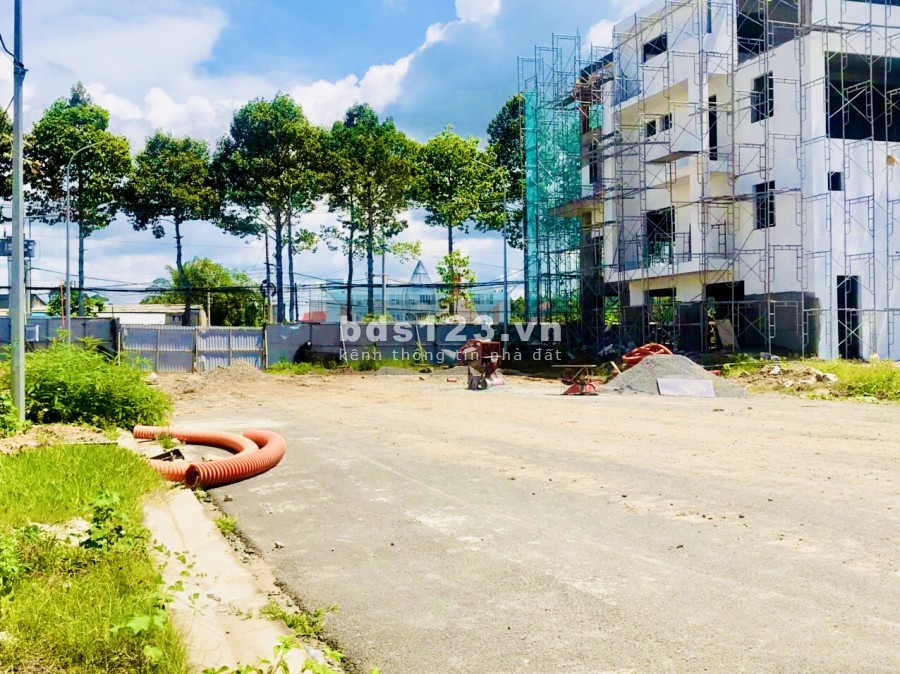Nhà phố mới xây đường mặt tiền 4 công viên lớn, giá 4.7 tỷ, lhcc