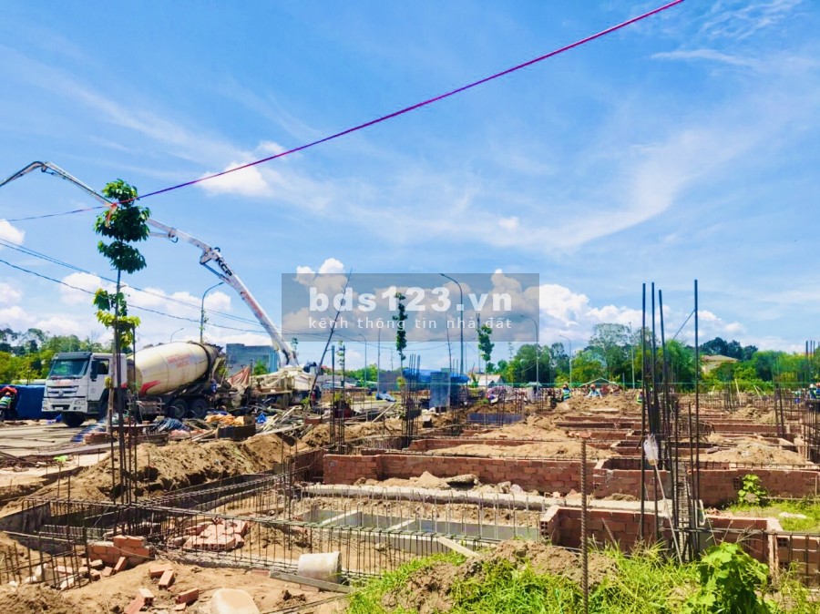 Nhà phố mới xây đường mặt tiền 4 công viên lớn, giá 4.7 tỷ, lhcc
