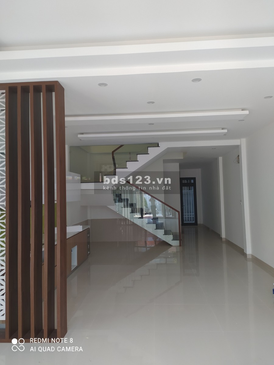 Nhà hoàn thiện 3 tầng mái thái Phú Thượng, sổ hồng chính chủ, giá 3.5 tỉ