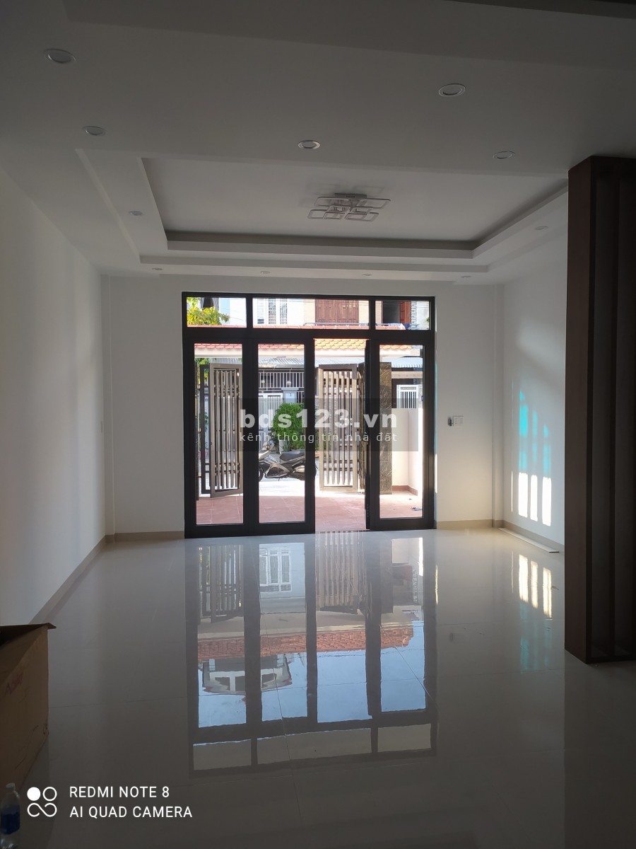 Nhà hoàn thiện 3 tầng mái thái Phú Thượng, sổ hồng chính chủ, giá 3.5 tỉ