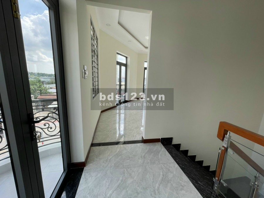 Bán nhà phố 1 trệt 2 lầu mặt tiền kinh doanh, ngay thành phố Dĩ An