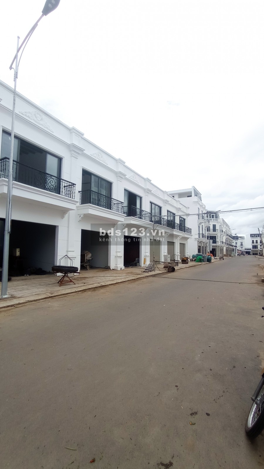Chủ ngộp ngân hàng mùa dịch, cần ra gấp nhà phố trung tâm chợ thương mại
