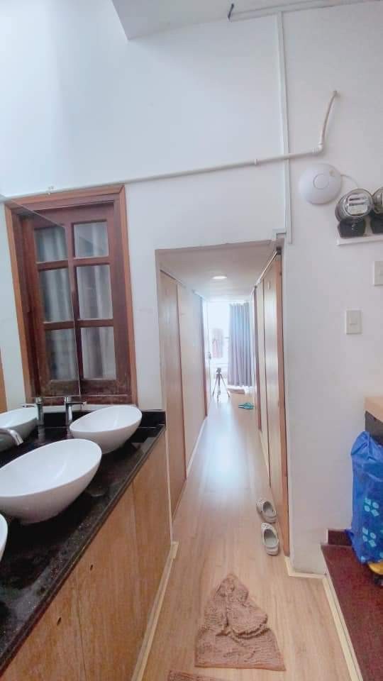 Gấp bán nhà Đề Thám 18 căn hộ dịch vụ dtsd 80m2, hẻm xe hơi 3 tầng, DT 50tr/tháng