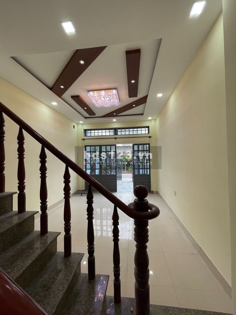 Nhà 2 tấm đúc diện tích 4x18m, SHR, hẻm xe hơi Song Hành vào 100m, lhcc